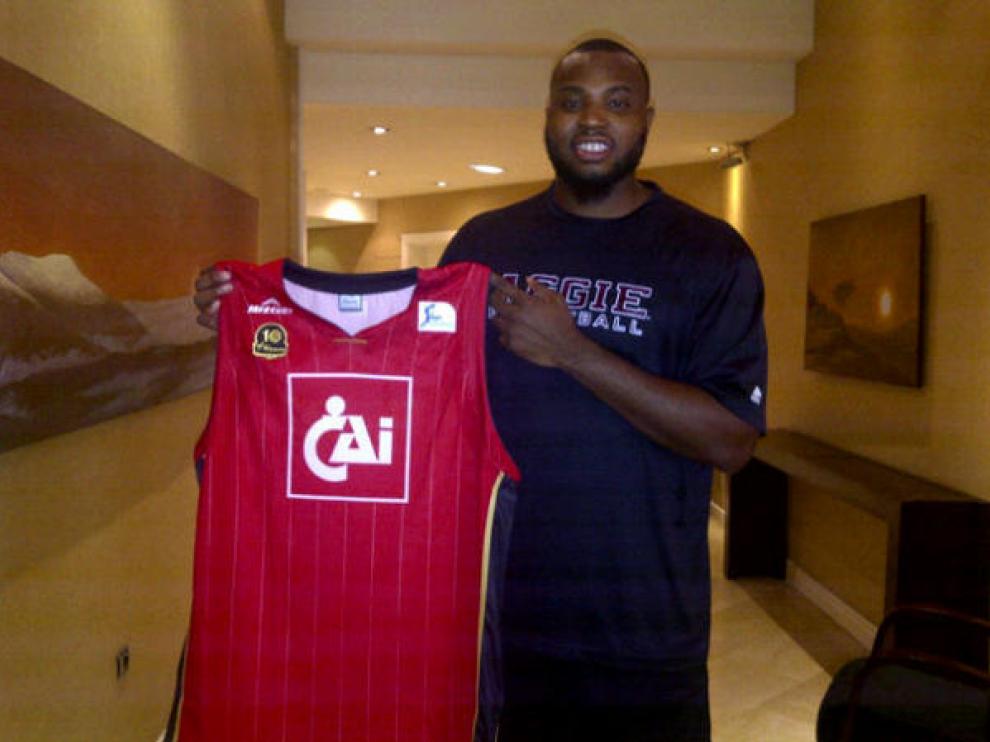 Joseph Jones posa con la camiseta del CAI Zaragoza