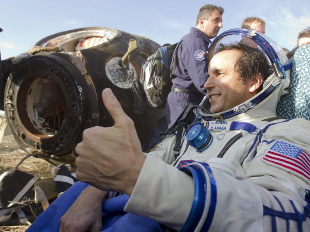 El astronauta estadounidense Joseph Acaba, saluda tras su aterrizaje