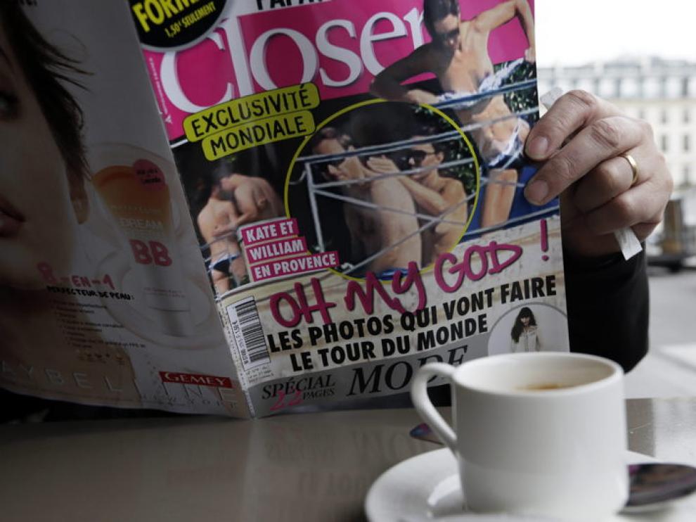 Un hombre sostiene un ejemplar de la revista