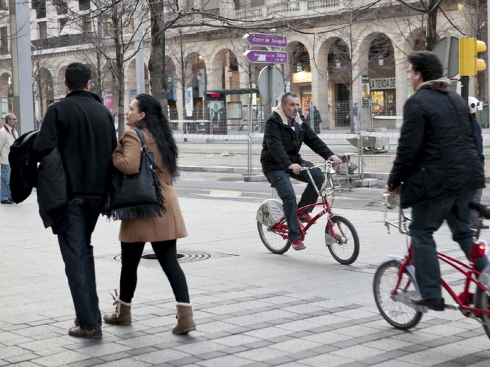 Dos ciclistas circulan por la acera