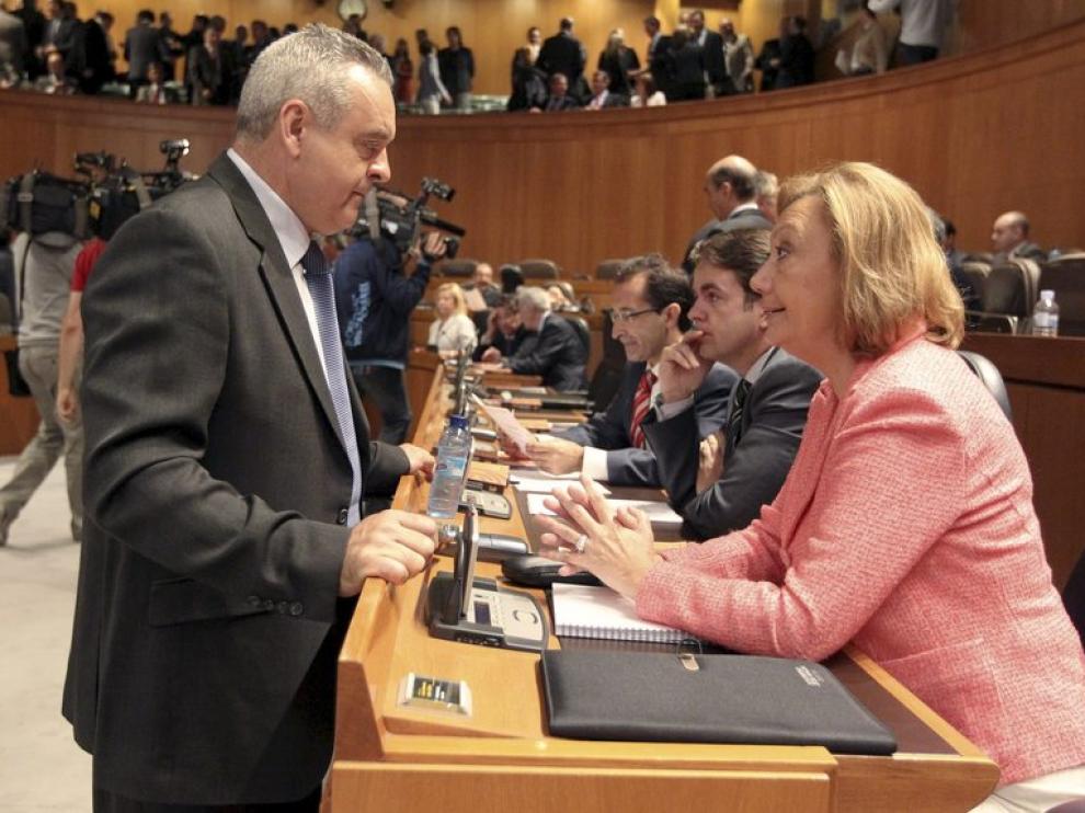 Adolfo Boné (PAR) conversa con la presidenta de Aragón