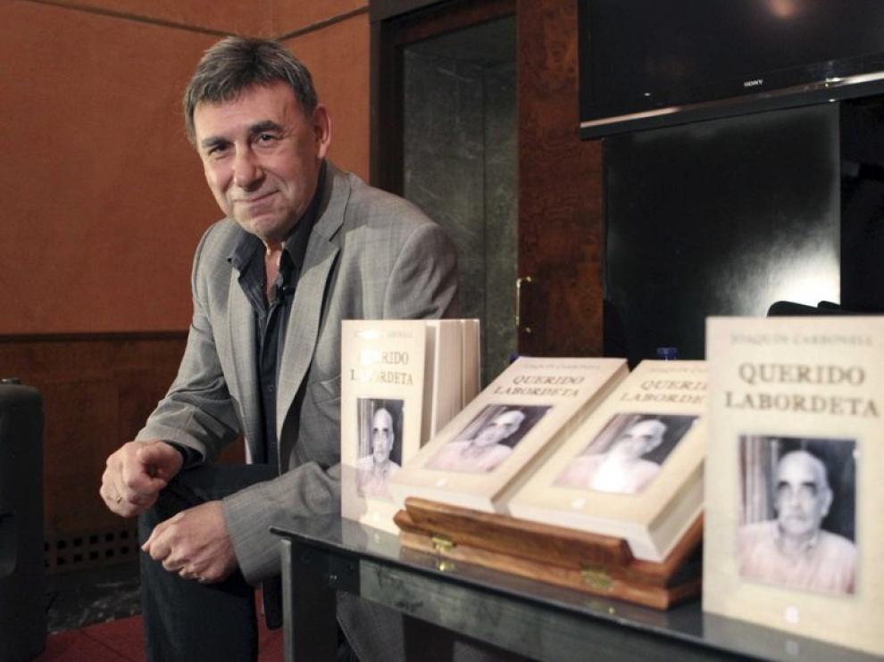 El amigo de Labordeta, J.Carbonell junto a su libro