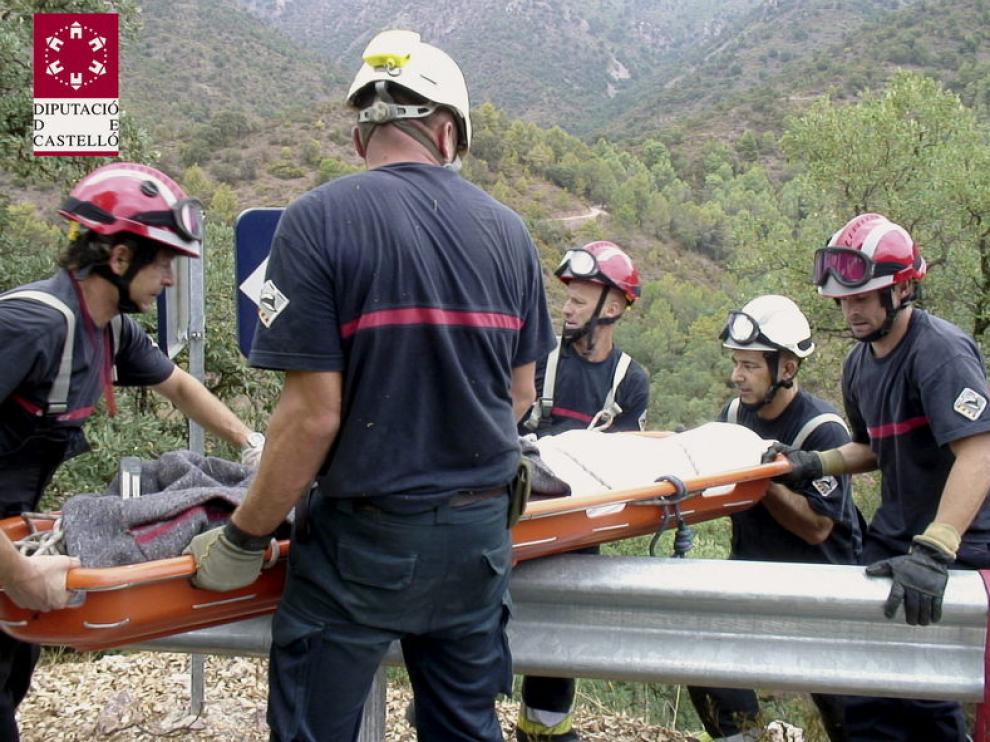 Los bomberos retiran el cuerpo de un ciclista fallecido en País Vasco.