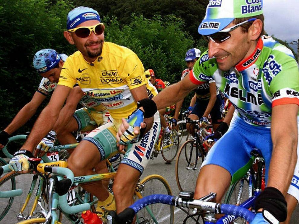 Escartín saluda a Pantani en el Tour de 1998