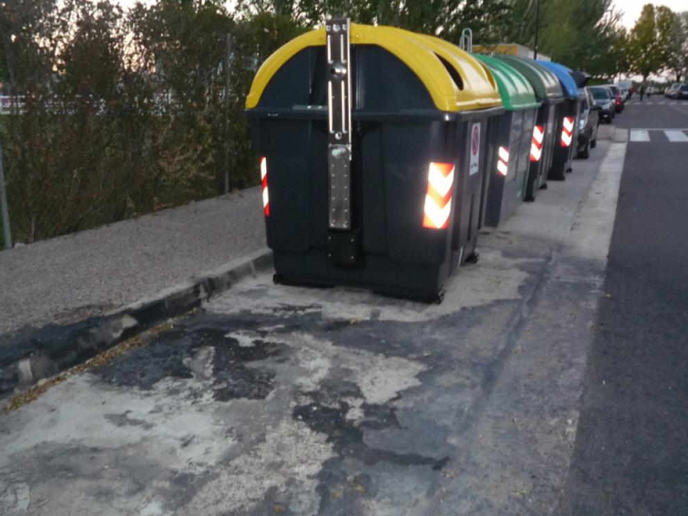 La acera calcinada en la calle Morera.