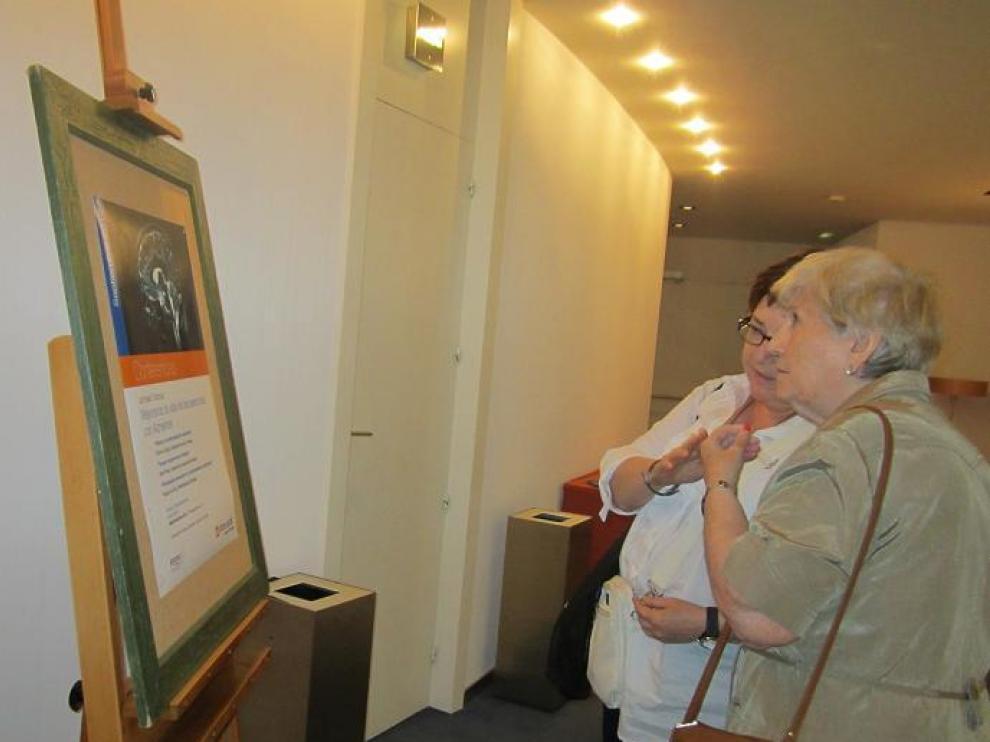 María Luisa De Sus, junto a su madre, enferma de alzheimer.