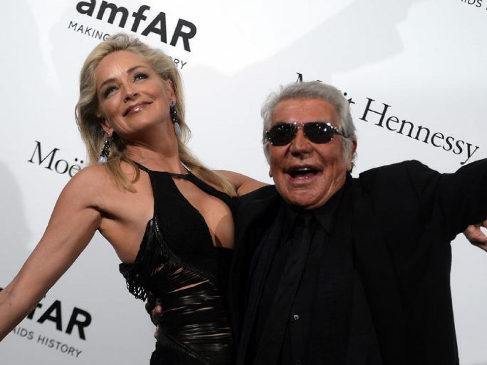 Sharon Stone con el diseñador Roberto Cavalli