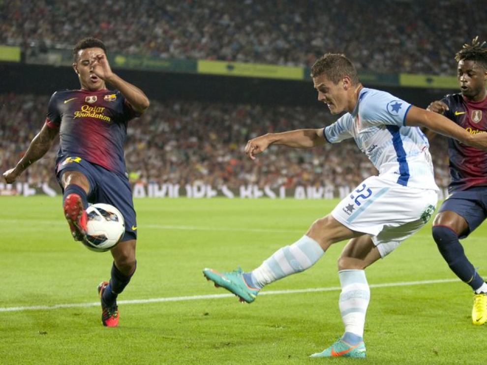 Thiago Alcántara bloquea al centrocampista Gabriel Torje.