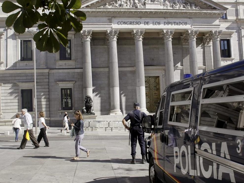 Un furgón de la Policía Nacional vigila frente al Congreso de los Diputados