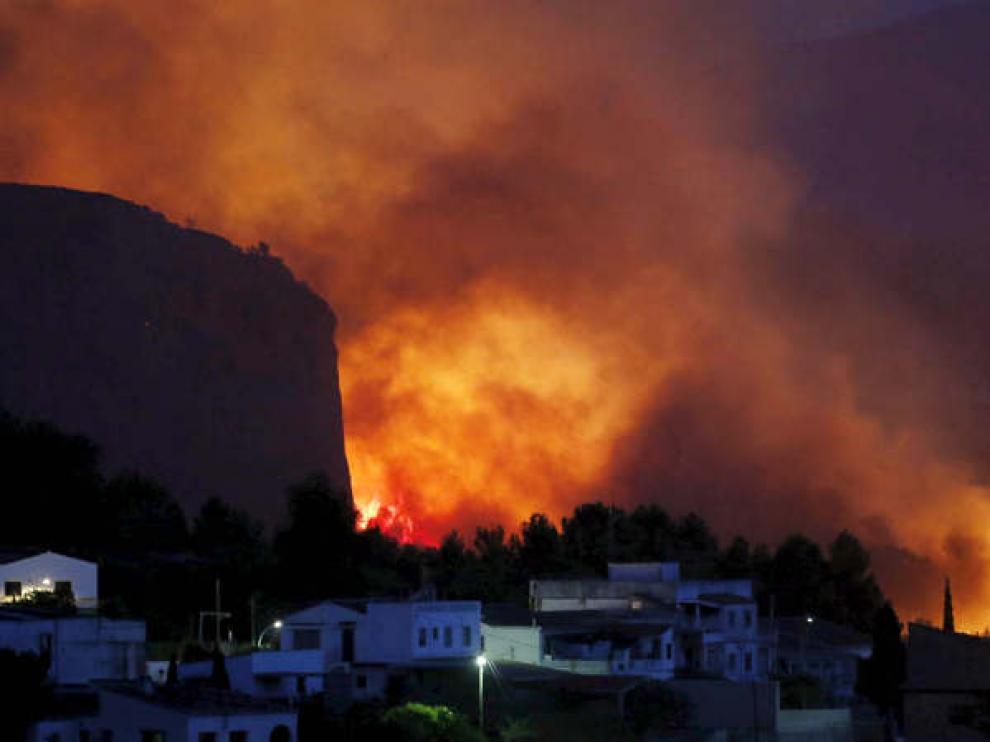 El fuego rodeaba Chulilla (Valencia) durante la noche