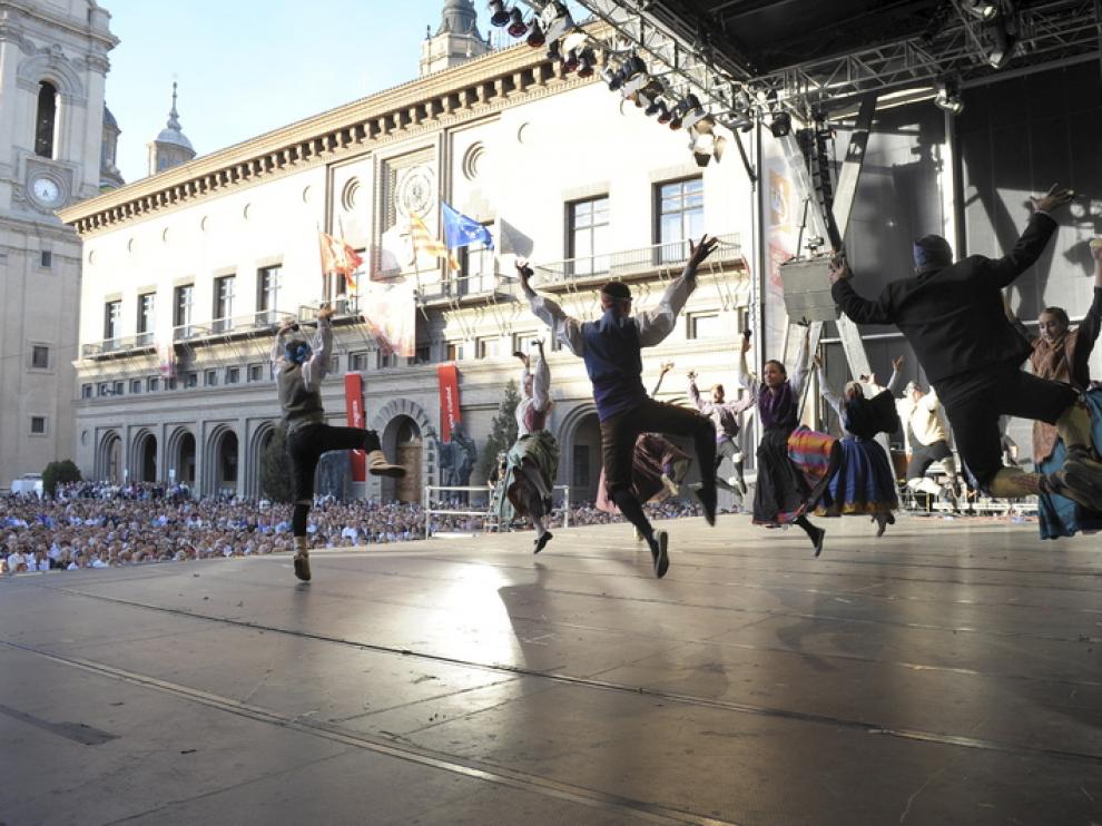 Joteros bailando en la Plaza del Pilar en 2009