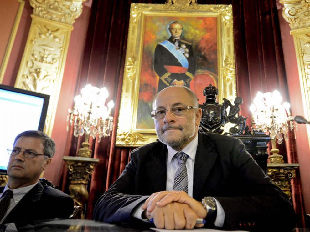 Algunos socialistas aseguran que no debe dejar el cargo cuando "es inocente".