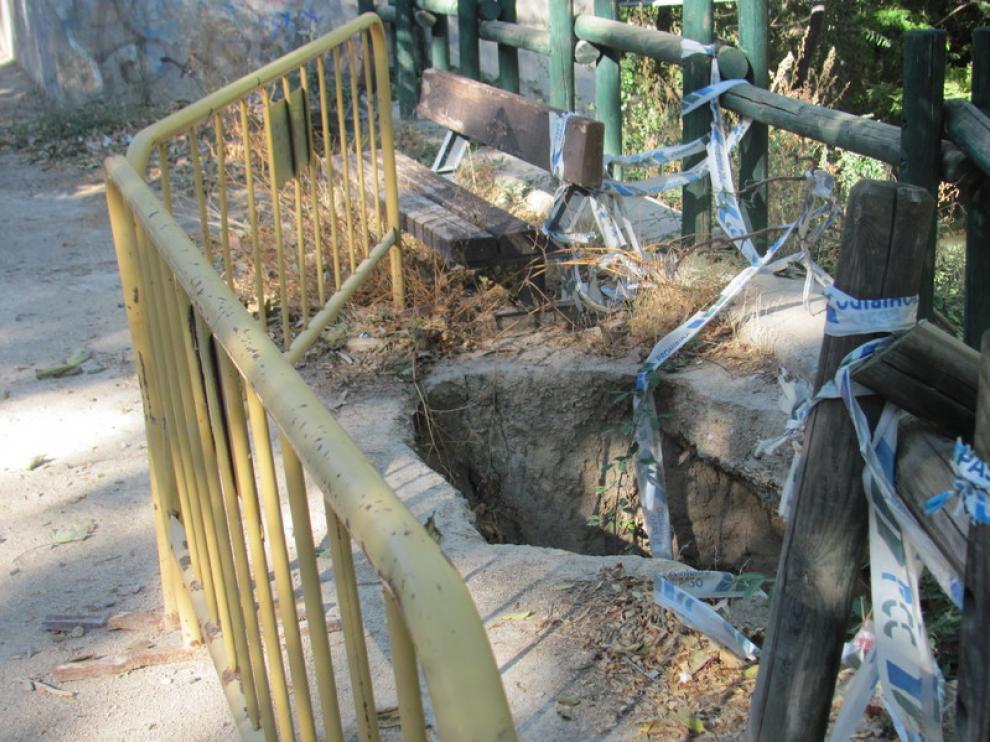 Socavón en la rivera del río Huerva