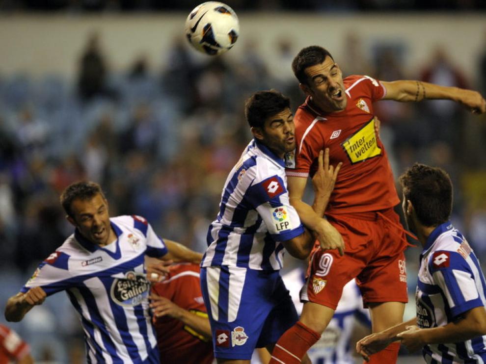 Álvaro Negredo da un cabezado ante el Deportivo de La Coruña