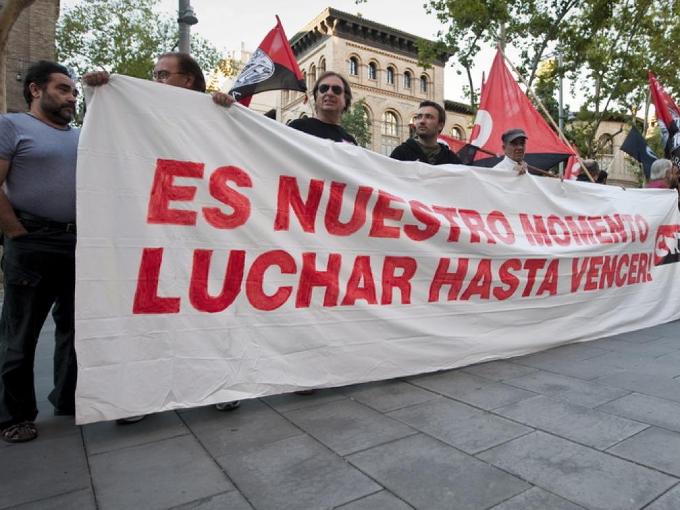 Algunos asistentes se habían concentrado antes frente a la sede del PP.
