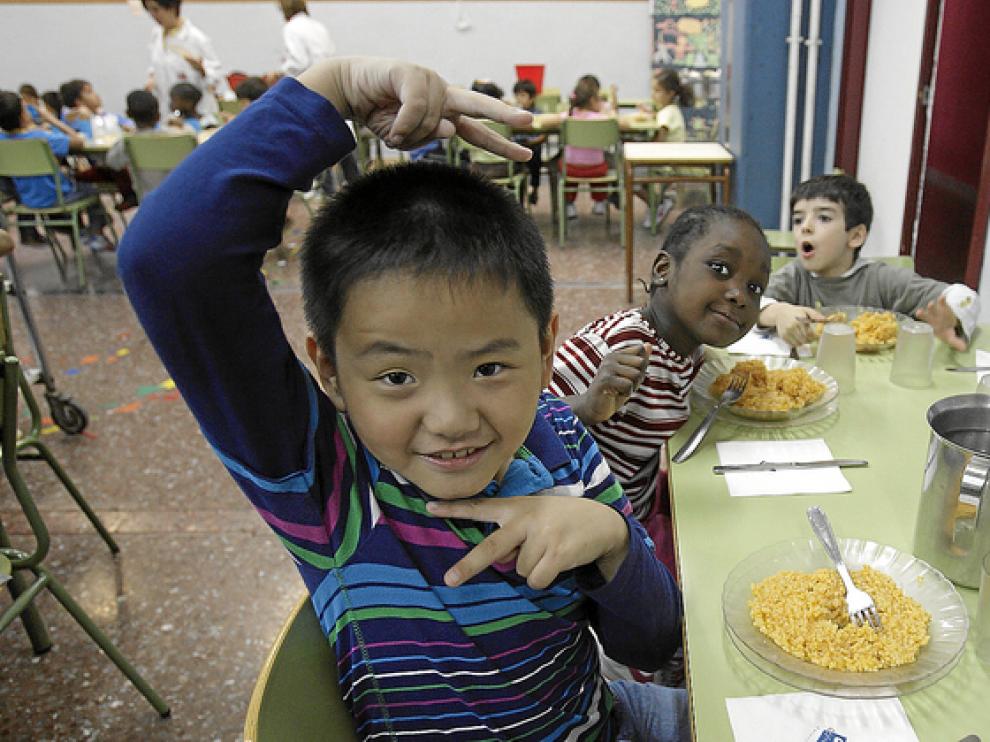 Un grupo de niños, en el comedor del colegio Santo Domingo.