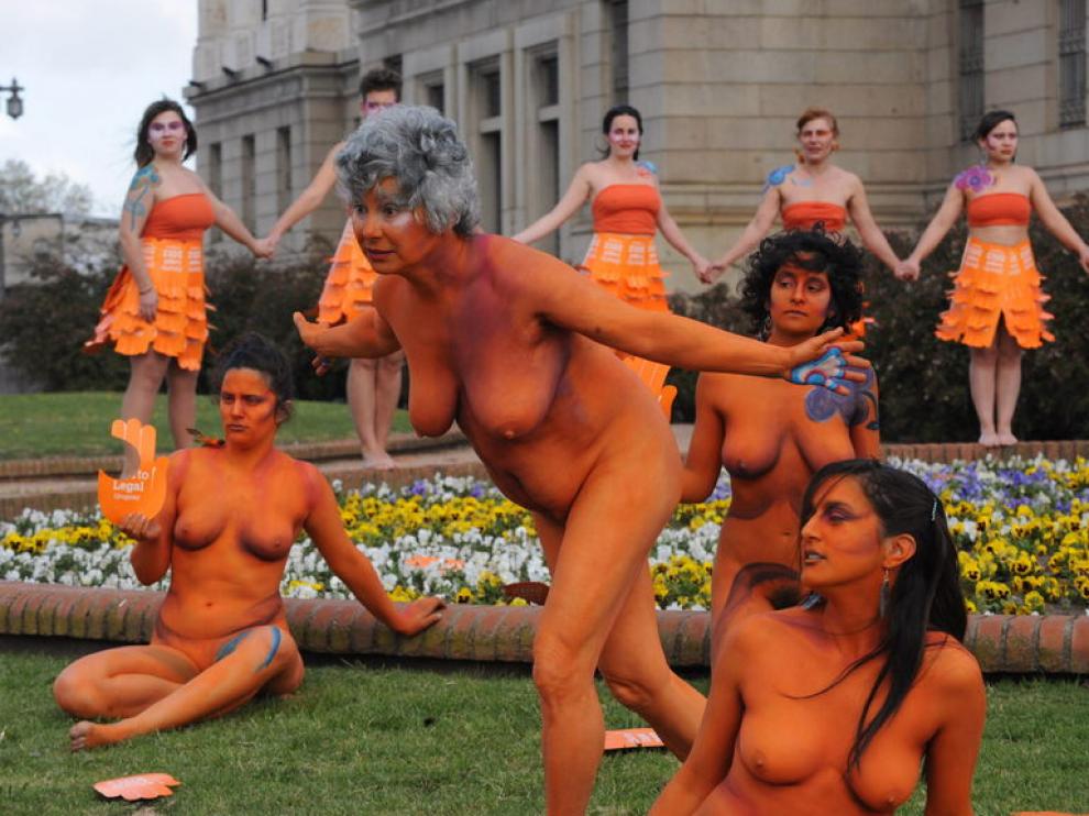 Mujeres hacen una 'performance' en Uruguay a favor del aborto