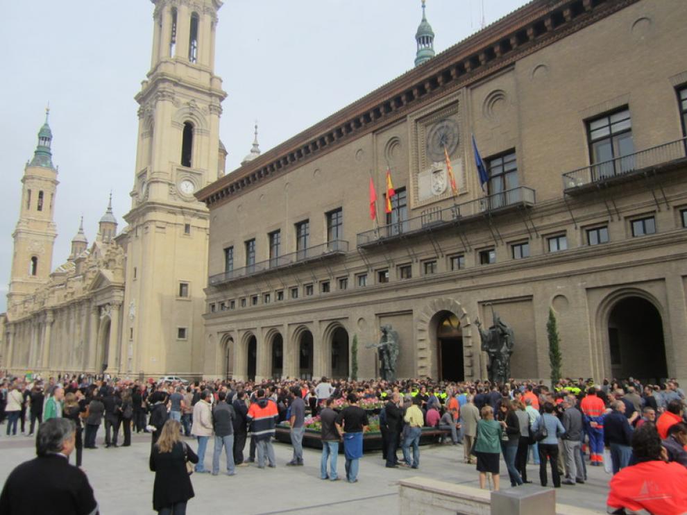 Concentración de trabajadores municipales en la Plaza del Pilar.