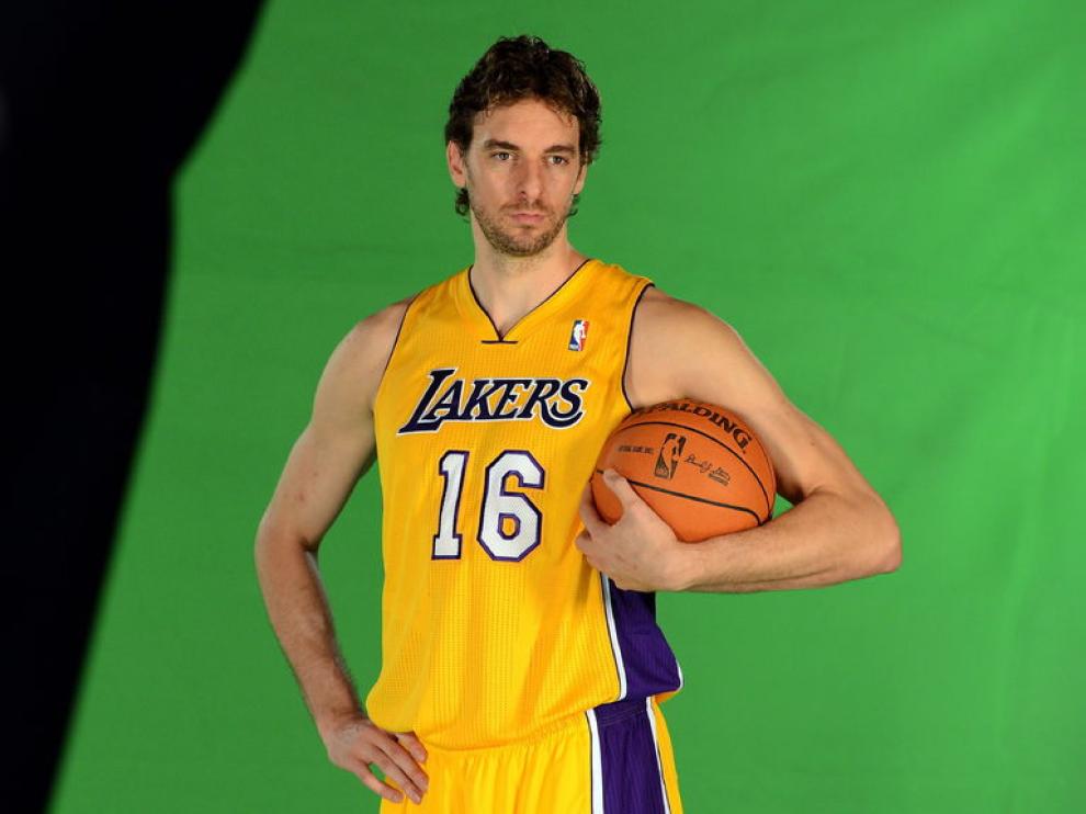 Pau Gasol posa con la camiseta de los Lakers.