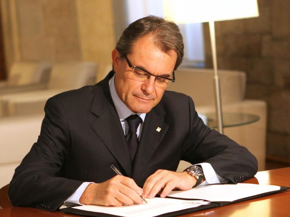 Mas, convocando elecciones