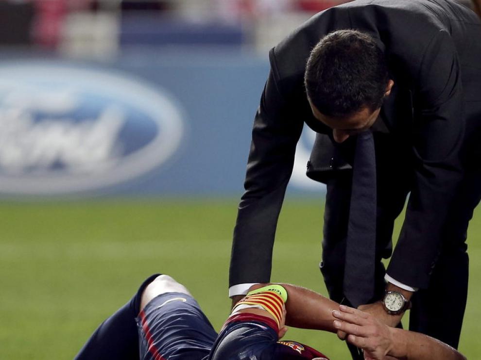 Puyol recibe asistencia médica en el terreno de juego
