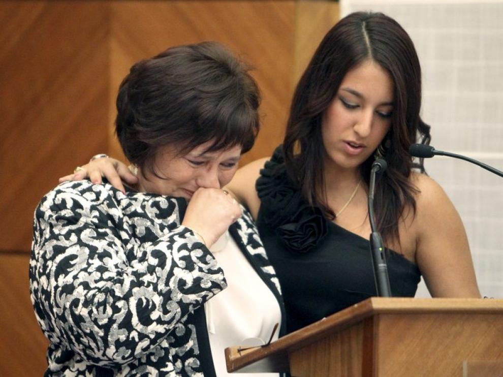 Viuda e hija del intérprete asesinado, visiblemente emocionadas.