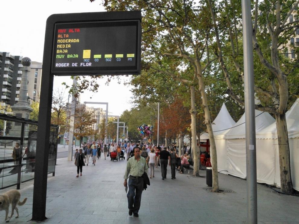Una pantalla informa de los niveles de contaminación en Zaragoza.