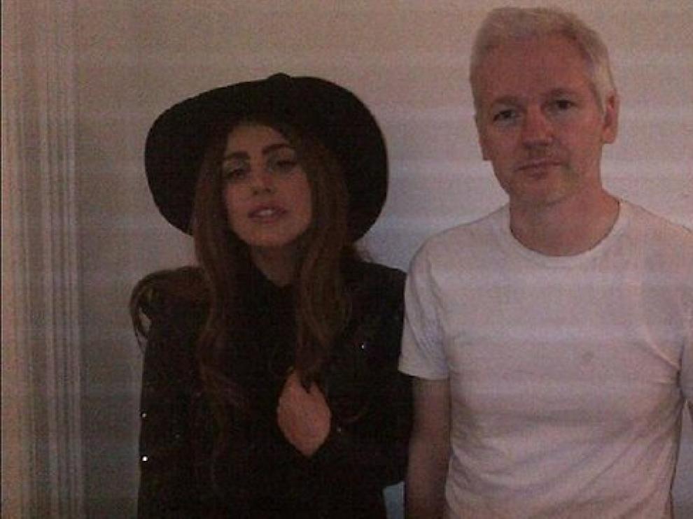 Foto colgada en Twitter de Lady Gaga con Julian Assange