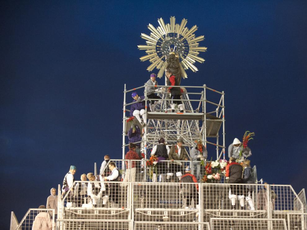 Imágenes de la ofrenda de flores a la Virgen del Pilar del año 2012.
