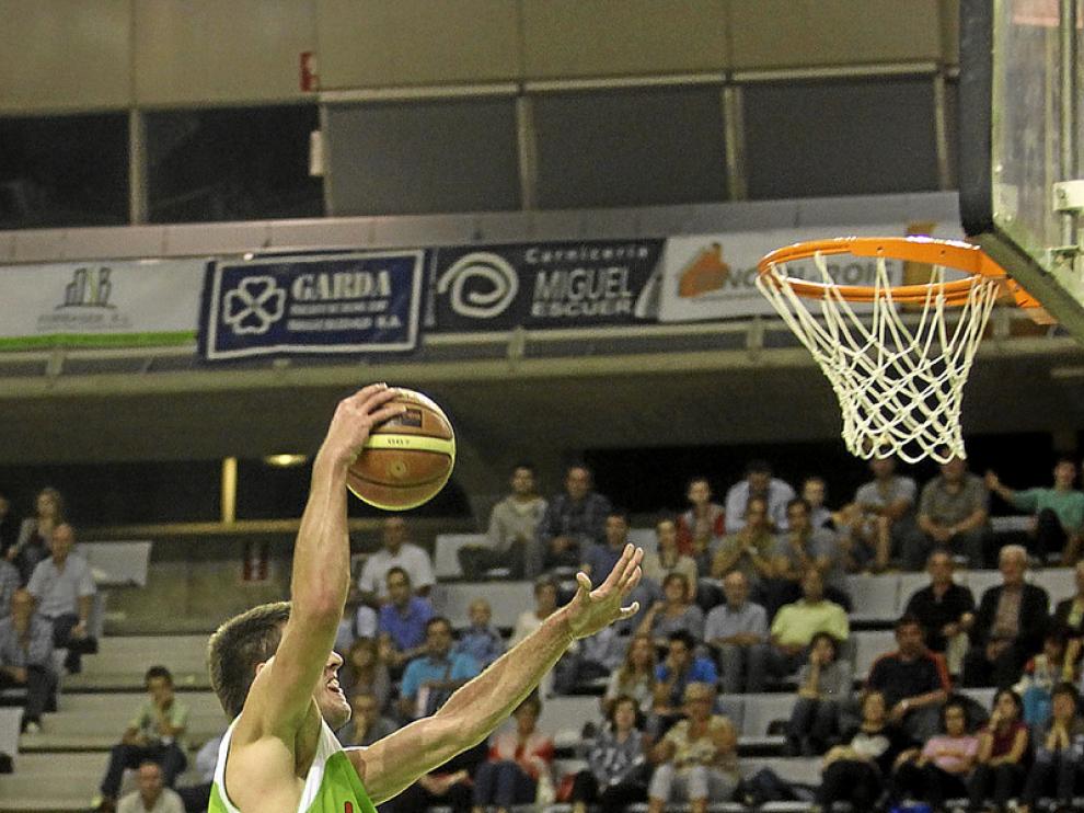 Un jugador del Lobe, durante el primer partido de la campaña
