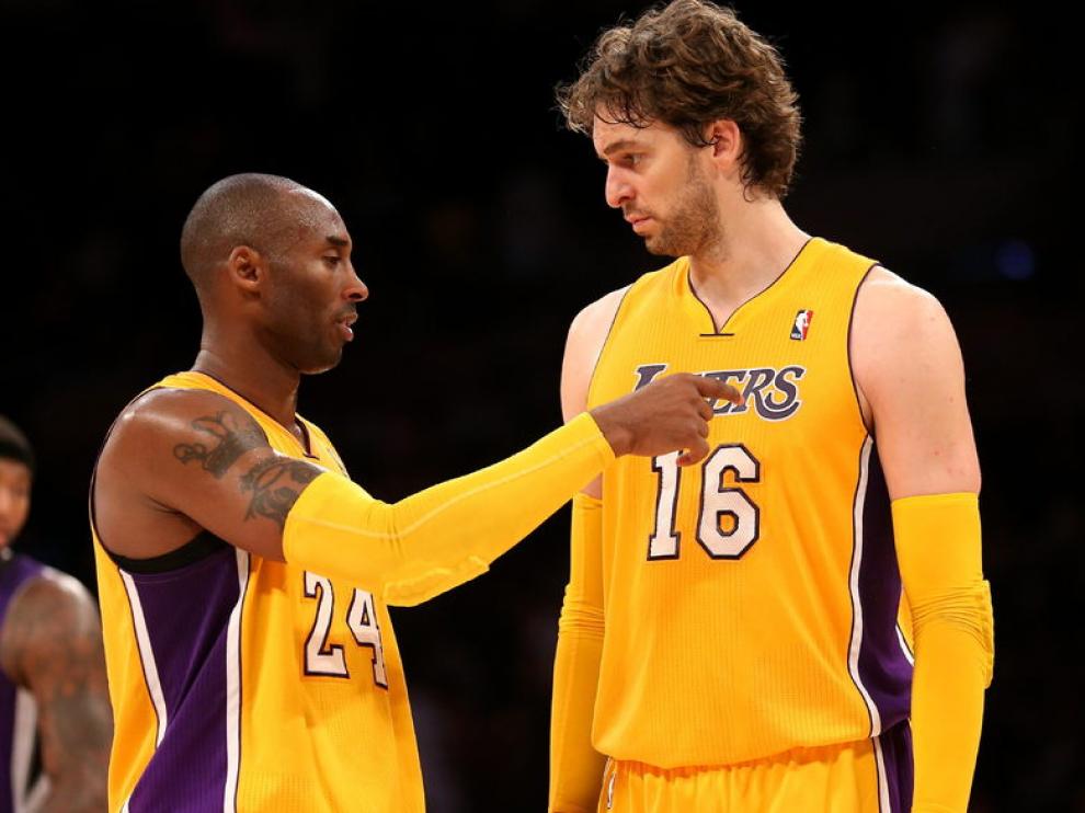 Bryant y Gasol durante el partido contra los Rings de Sacramento.