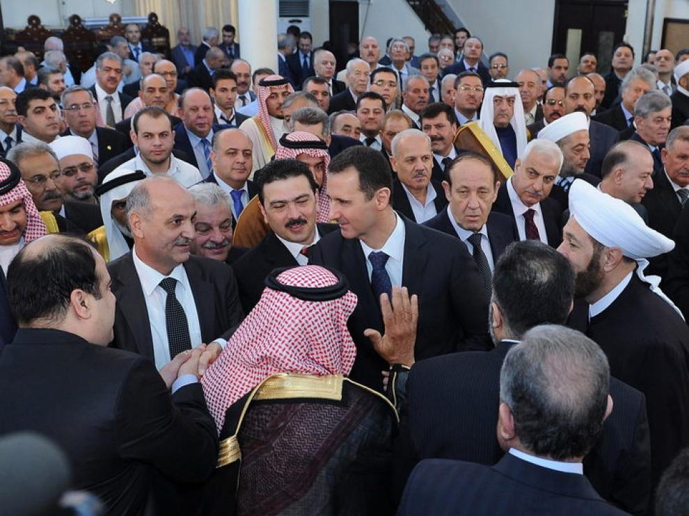 Al Assad apareció rodeado de sus colaboradores