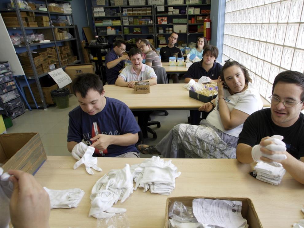 Varios jóvenes, en un taller de la Fundación Down