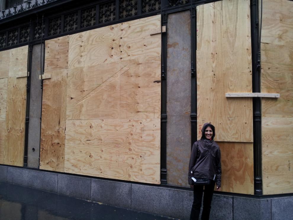 Susana ante un escaparate blindado con madera