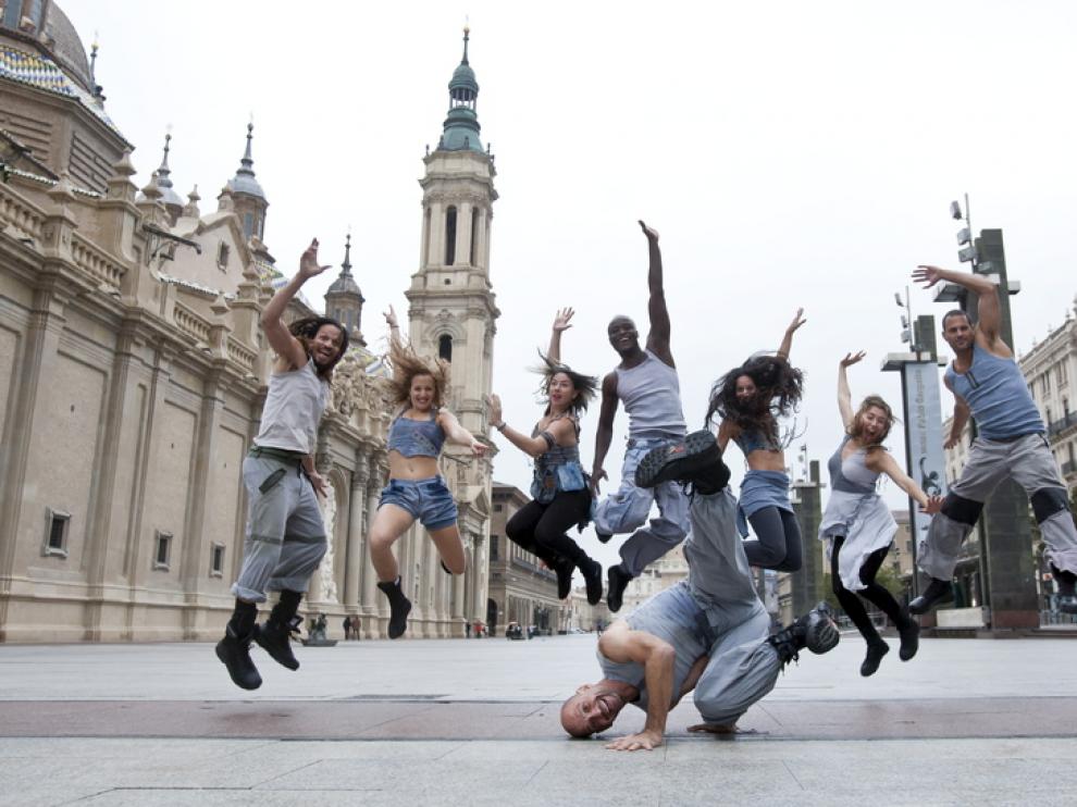 Algunos de los componentes de Mayumana en la plaza del Pilar de Zaragoza.
