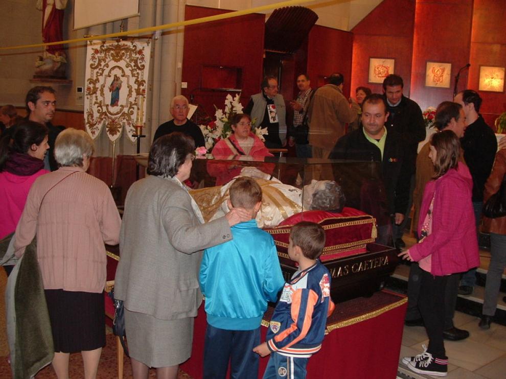 Los fieles pasan a adorar a la reliquia de Don Bosco