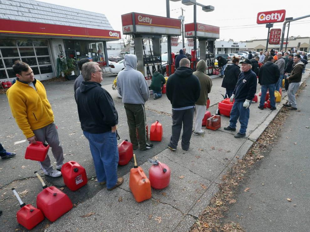 Largas filas en las gasolineras