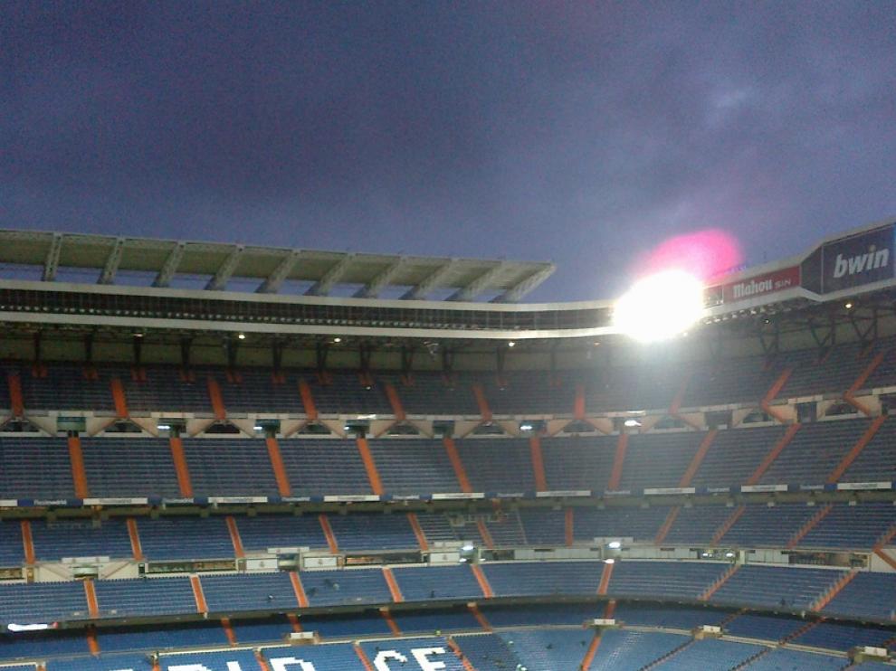 El Santiago Bernabéu, practicamente vacío una hora antes del partido