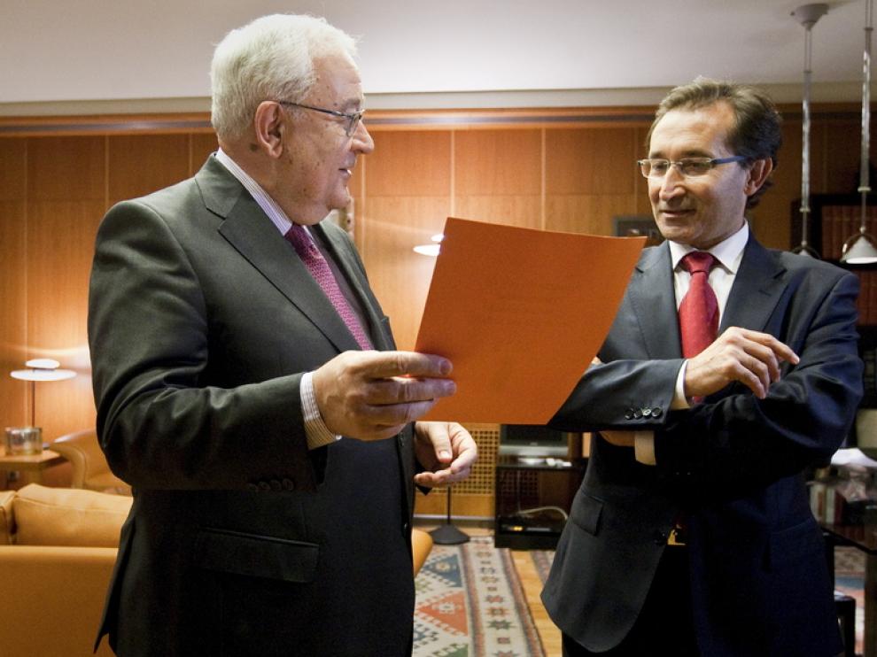 José Ángel Biel recibe de manos de José Luis Saz el proyecto de presupuestos