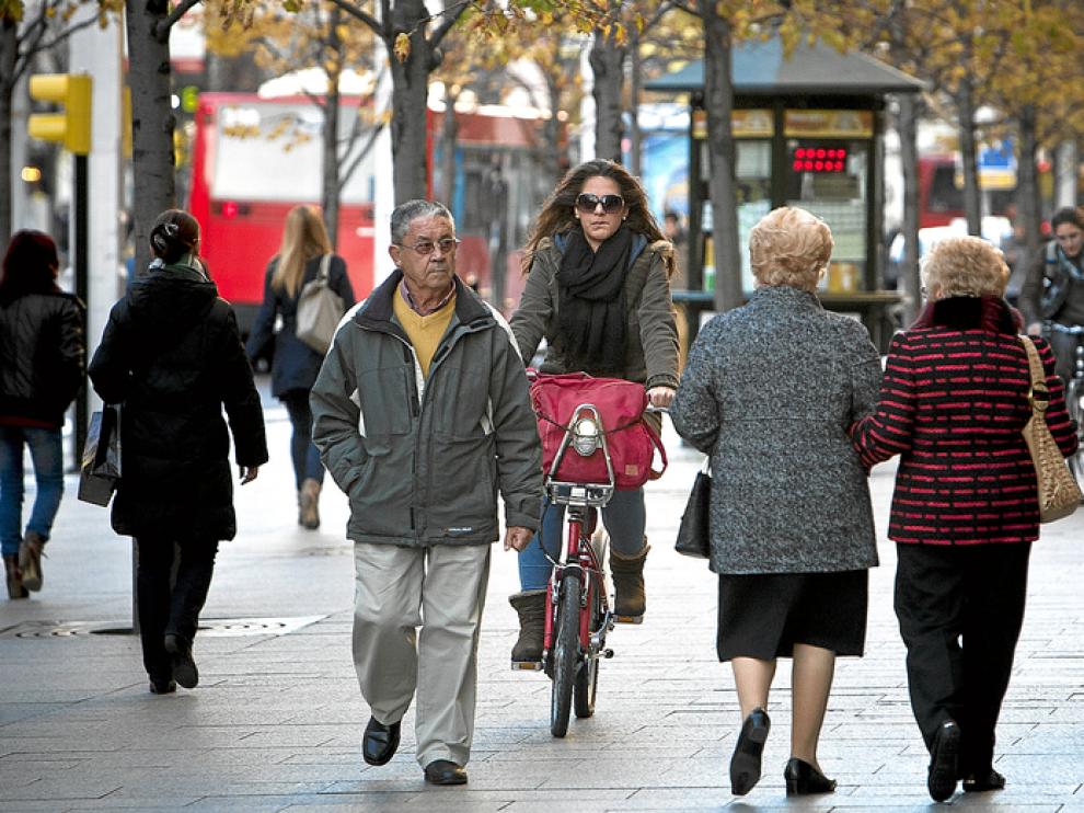 Una bicicleta circulando por la acera