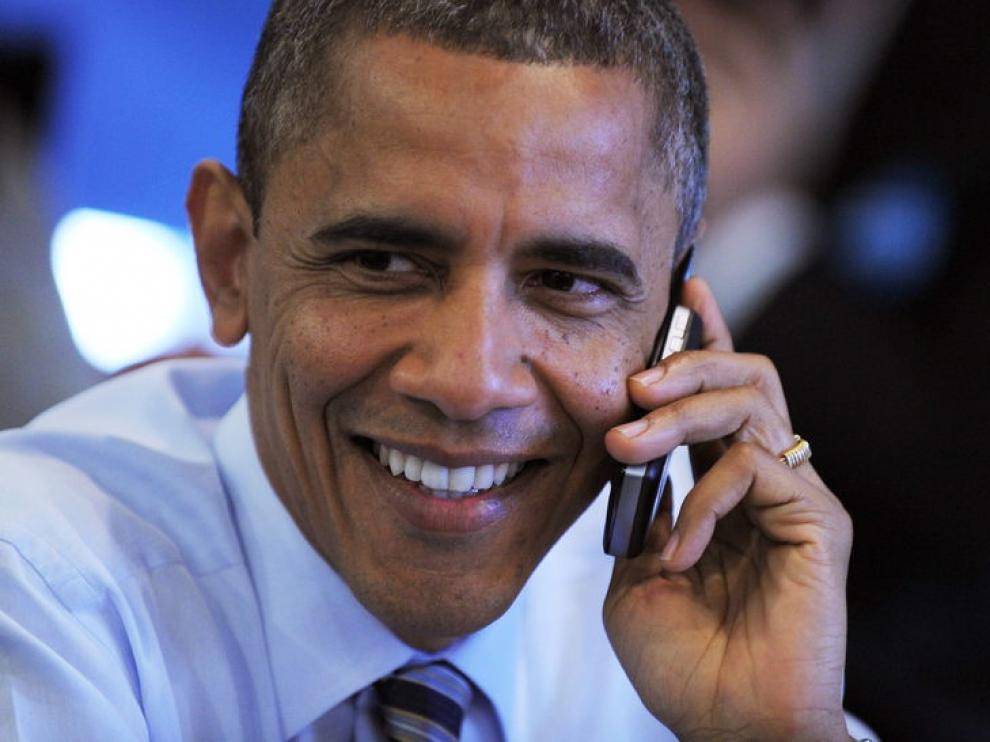 El presidente Barack Obama llama a un voluntario de su campaña.