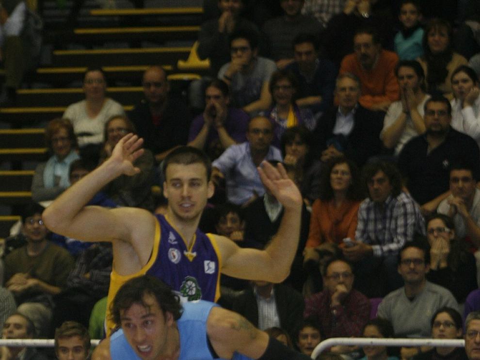 Carl English supera a un rival