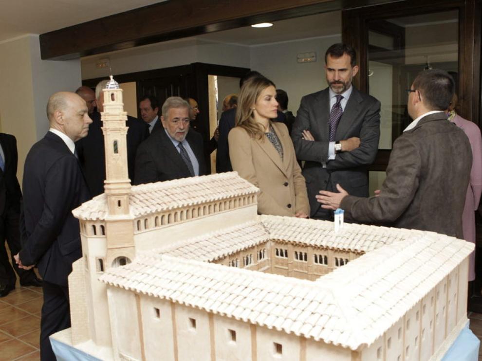 El príncipe Felipe y la princesa Letizia durante su visita a la Escuela Taller del Convento de Santo Domingo.