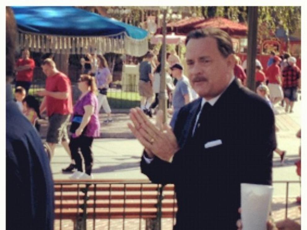 Tom Hanks caracterizado como Walt Disney