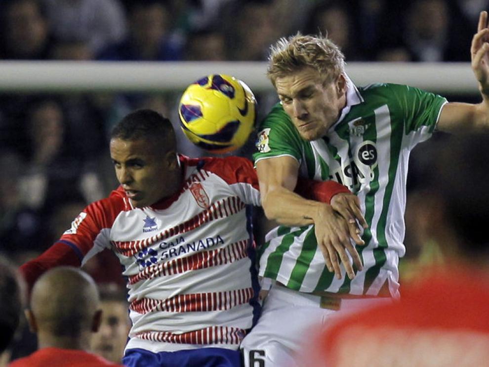 El delantero El-Arabi estuvo a punto de marcar un tercer gol para el Granada.