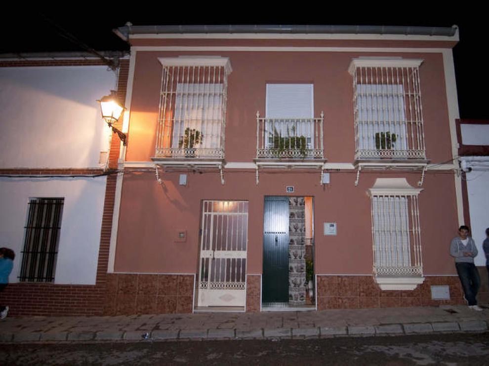 La fachada de la casa en la localidad de Pilas donde se encontró el bebe muerto