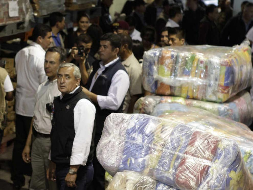El presidente Otto Pérez Molina revisa los paquetes de ayuda para los damnificados.