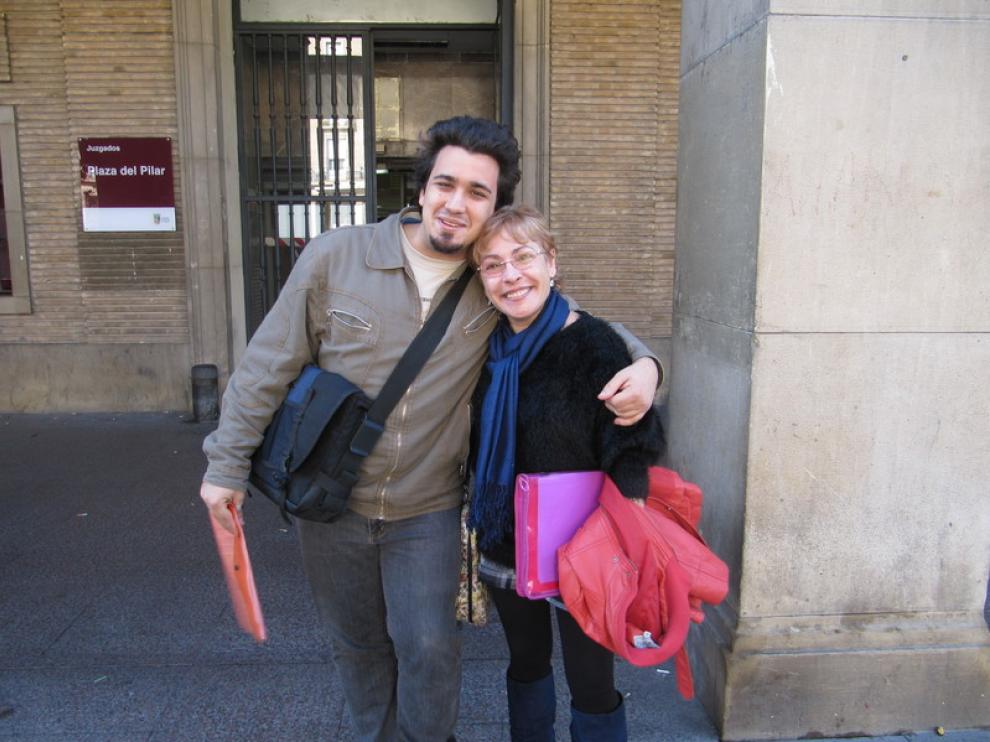 Rafa y Carmen Espada celebran la paralización del desahucio de Rafa previsto para mañana.