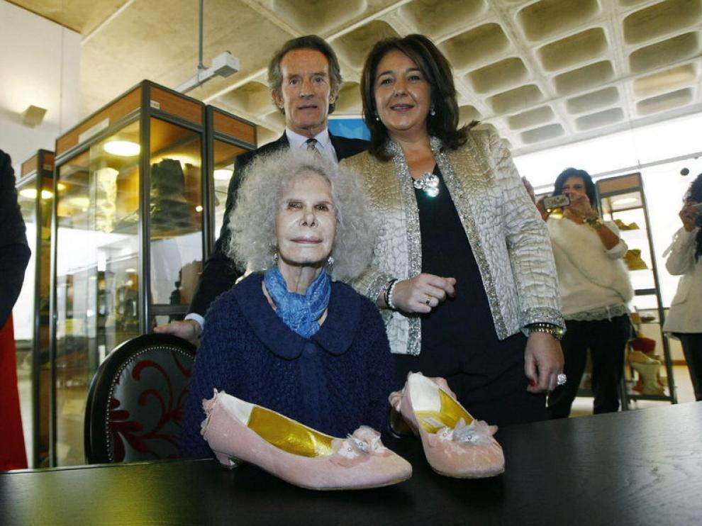La duquesa junto a la alcaldesa de Elda y su marido