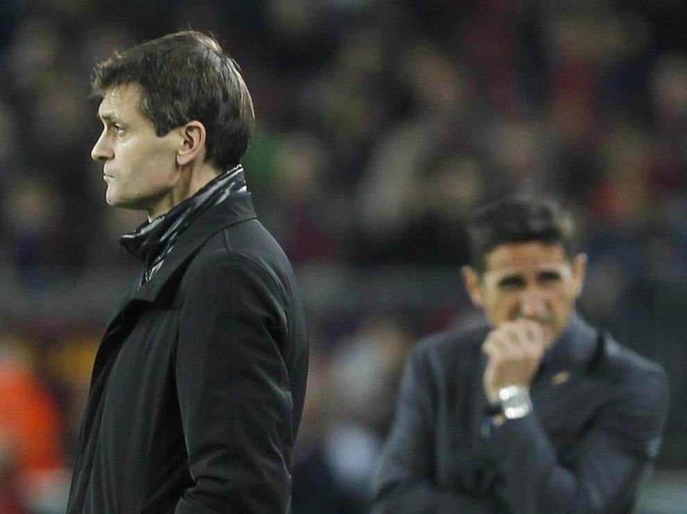 Manolo Jiménez, junto a Tito Vilanova durante el partido.